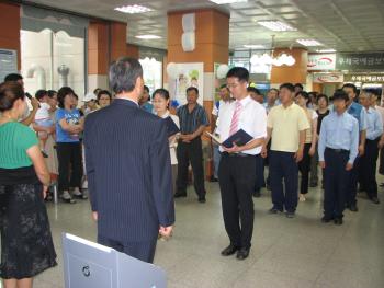 서비스 헌장 선포식에 참여한 직원과 주민들