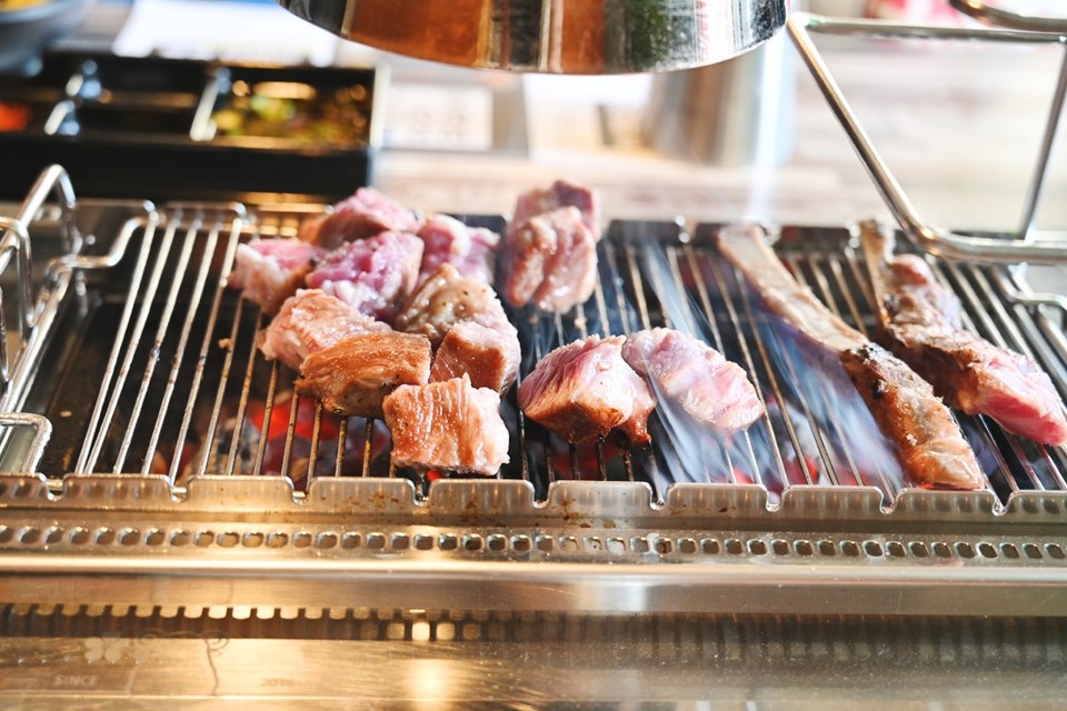 두툼하게 구워먹는 양등심과 양갈비는​​​​​​​​​​​​​​사장님이 맛있게 구워서 먹기 좋게 썰어준다.