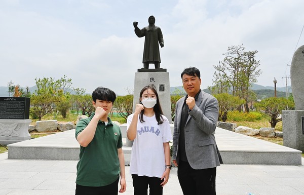 왼쪽부터 전상현·전희수 학생과 허원찬 교사