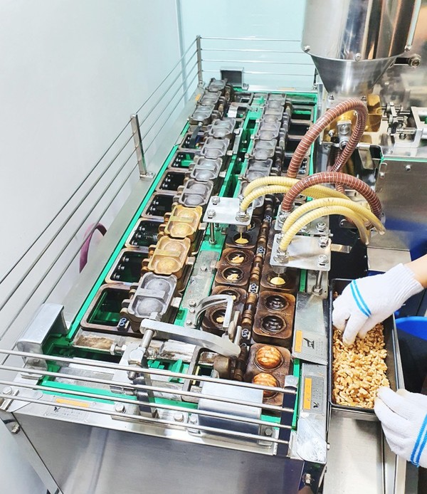 매장 안쪽에서 호두과자를 직접 굽는 모습