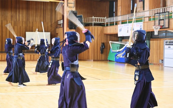 [해룡고 검도부 명단] ▲3학년: 박시원(주장), 김수혁 ▲2학년: 김현서, 이승헌, 전민엽, 홍진우, 김효진 ▲1학년: 김한결, 주민호