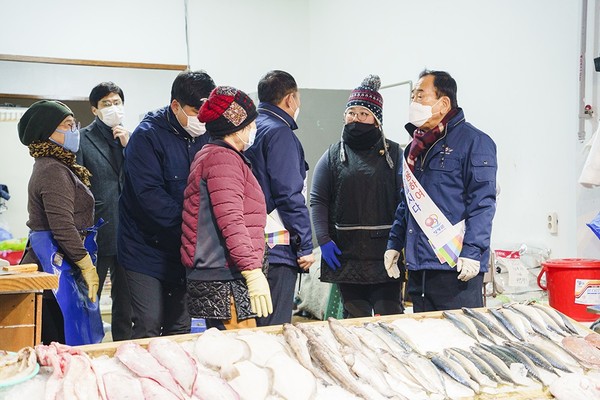 김준성 군수가 터미널시장을 방문해 상인들과 소통하고 있다. 