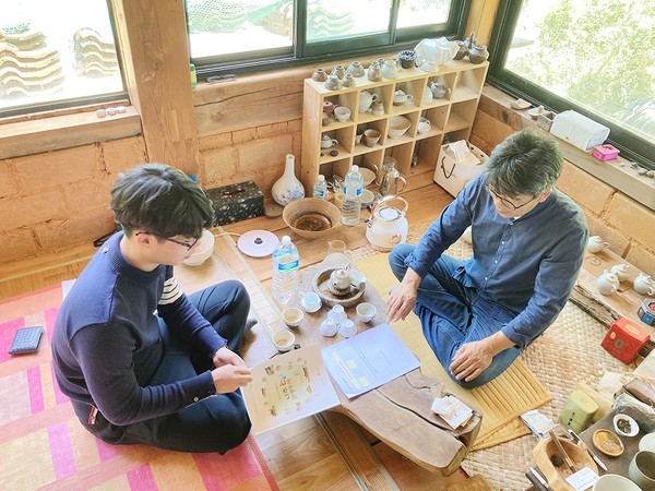 관광두레PD로서 주민사업체 상담 중인 모습