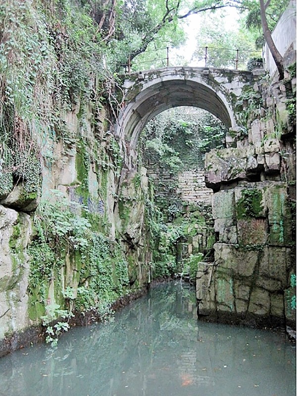 진시황이 일왕구천검을 찾아 파낸 검지 ; 합려묘