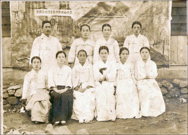 영광유치원 건축위원회 기념촬영(1921)