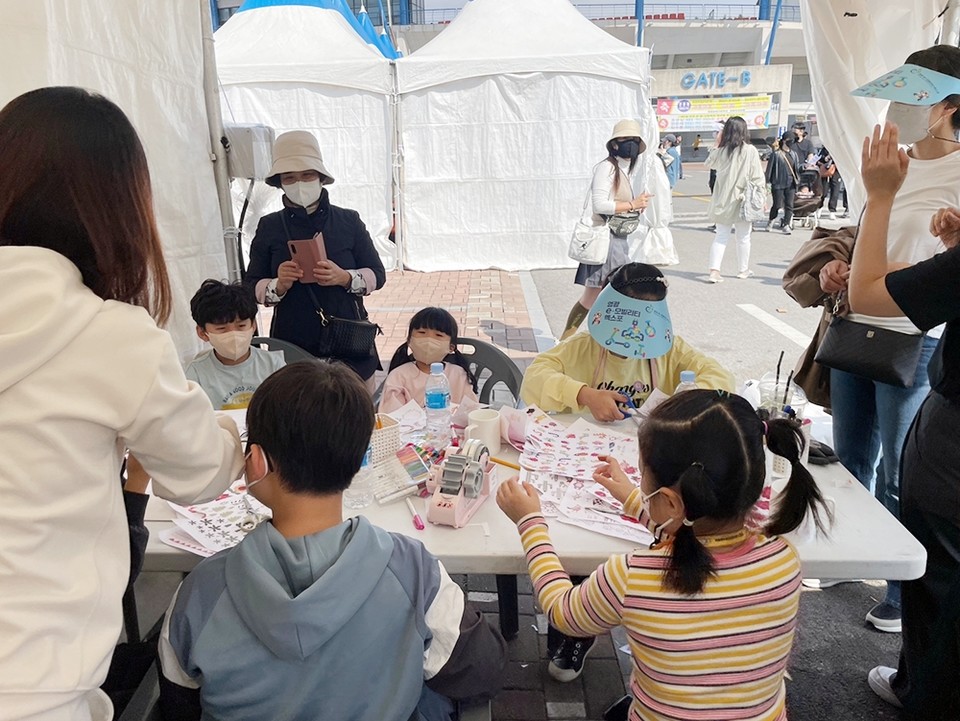 체험 부스 참여 청소년들