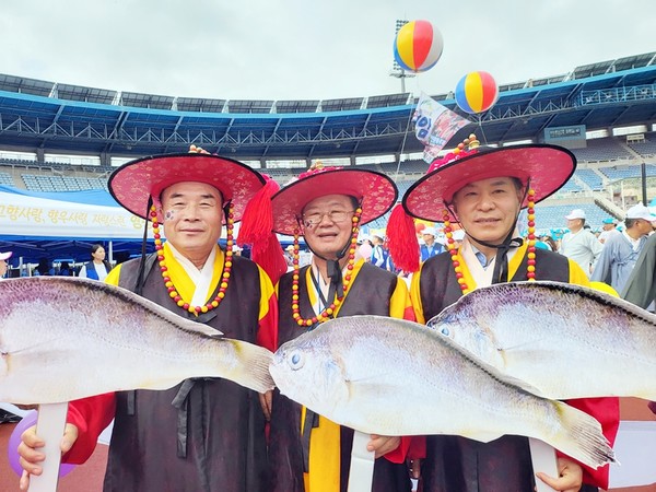사또 복장으로 선두에 선 영광군 입장 행렬