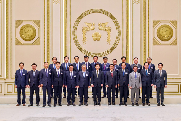 나란히 자세한 ‘전남시장·군수’와 ‘대통령’ 장세일 영광군수(좌측 앞줄 6번째)가 이재명 대통령(우측 앞줄 6번째)과 만남을 통해 ‘악수’를 나누었다. /사진 제공 영광군